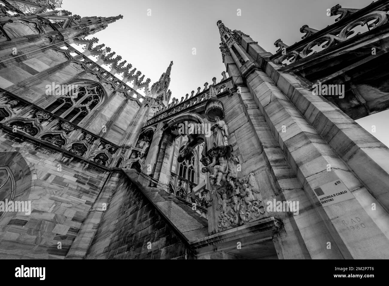 Un'immagine in scala di grigi a basso angolo di un esterno della cattedrale di Milano Foto Stock