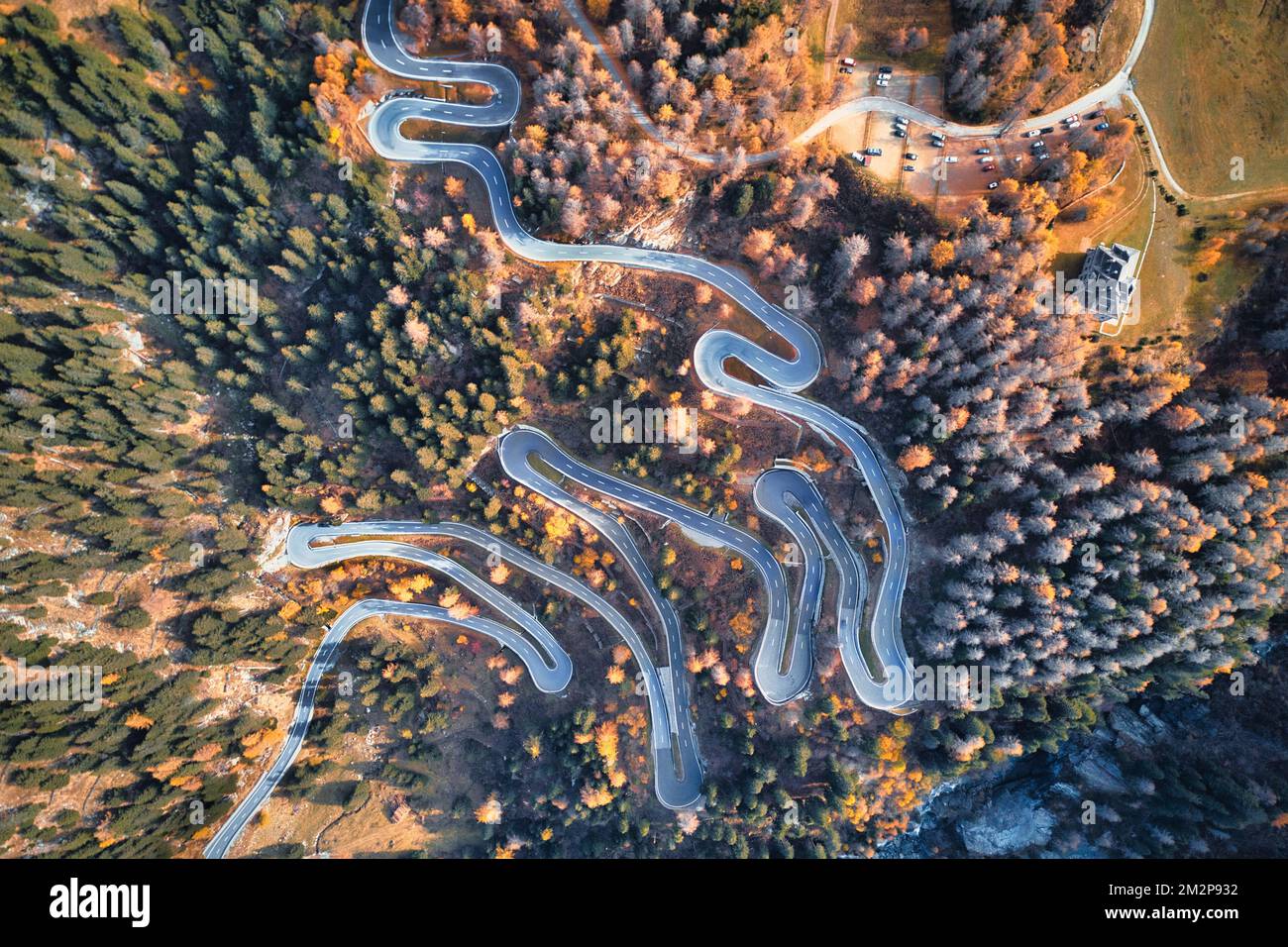 Vista aerea dei tornanti della strada asfaltata con le vetture del Passo Maloja nelle Alpi Svizzere Foto Stock