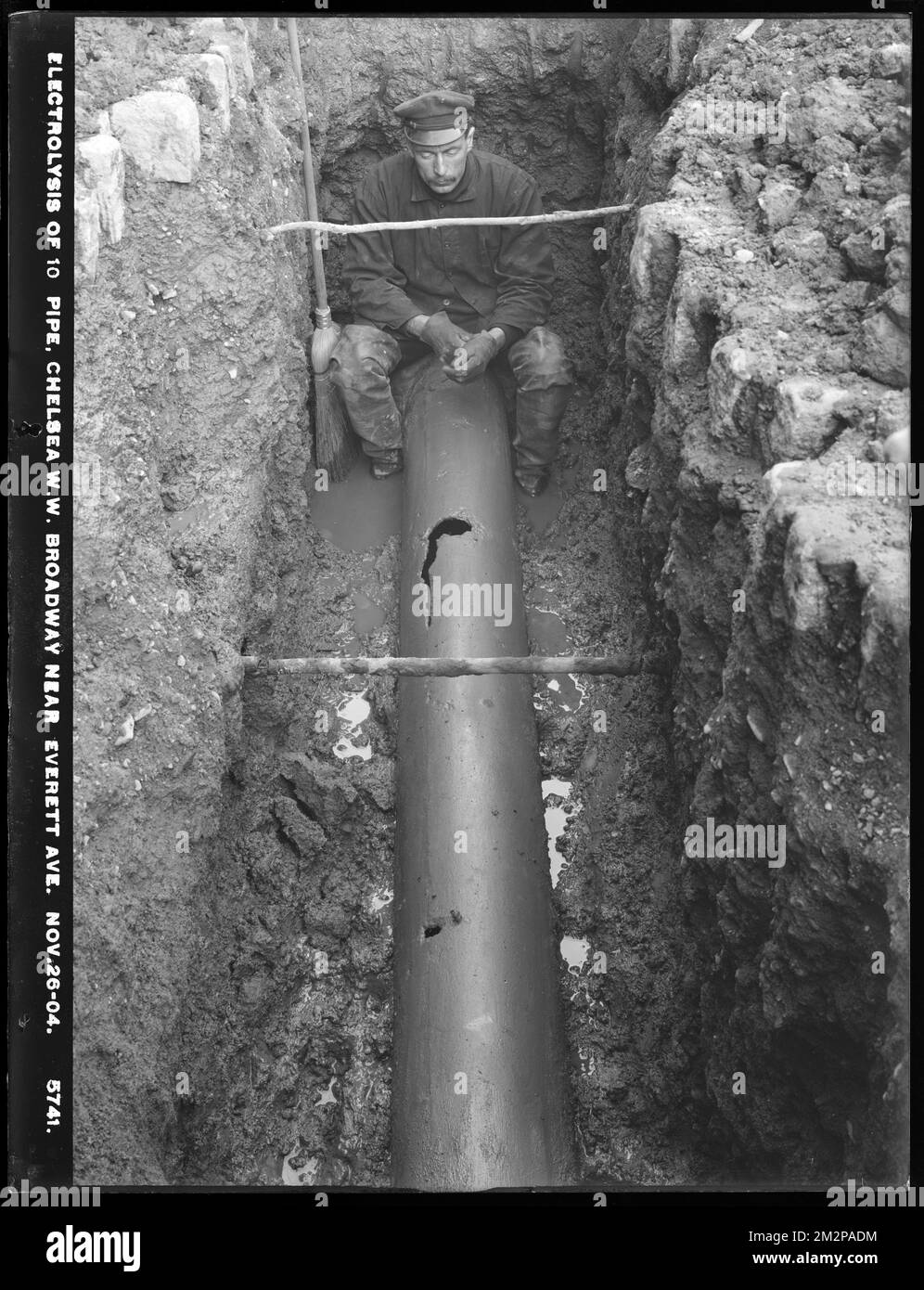 Elettrolisi, Chelsea Water Works, Broadway vicino a Everett Avenue, 10-pollice tubo di ghisa che mostra i puntamenti elettrolitici; età 18 anni, esposto ad elettrolisi 11 anni, Chelsea, Mass., 26 novembre 1904 , acquedotti, condotti di tubi, cantieri edili, elettrolisi Foto Stock