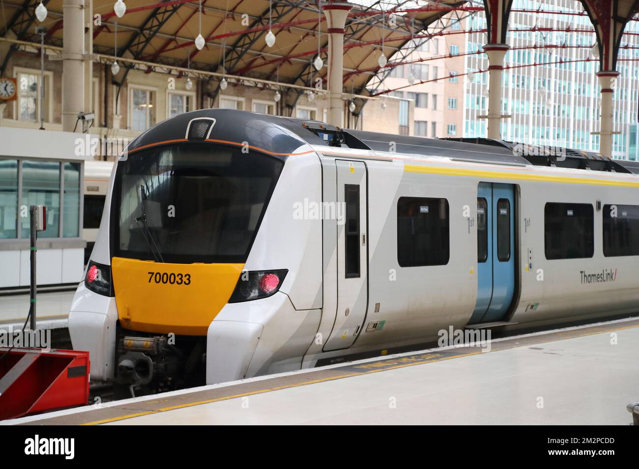 Thameslink Classe 700 treno 700033 a Victoria Station, Londra, Regno Unito Foto Stock
