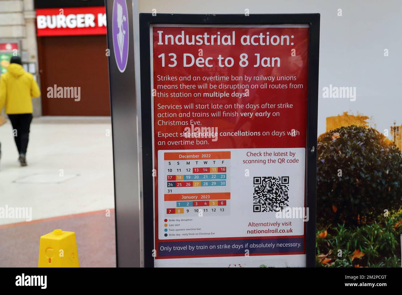Bacheca che annuncia il programma di sciopero della rete ferroviaria nazionale per le prossime 4 settimane a Victoria Station, Londra, Regno Unito Foto Stock