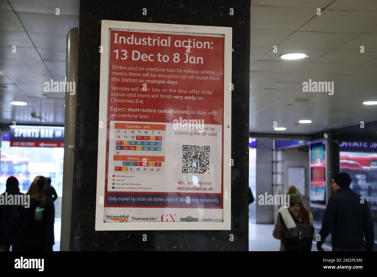 Bacheca che annuncia il programma di sciopero della rete ferroviaria nazionale per le prossime 4 settimane a Victoria Station, Londra, Regno Unito Foto Stock