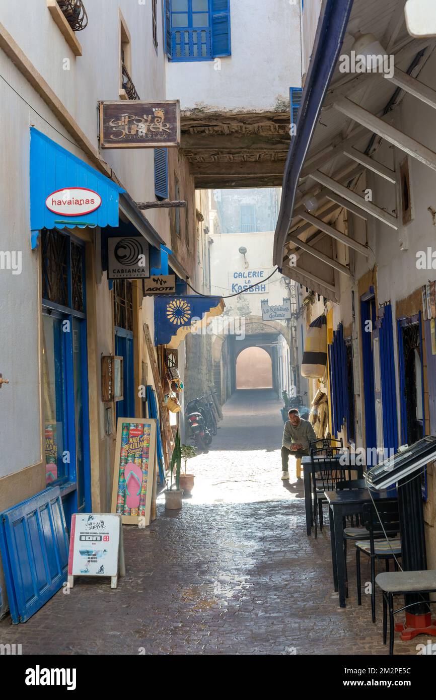 Vicolo stretto nella zona medina di Essaouira, Marocco, Nord Africa Foto Stock