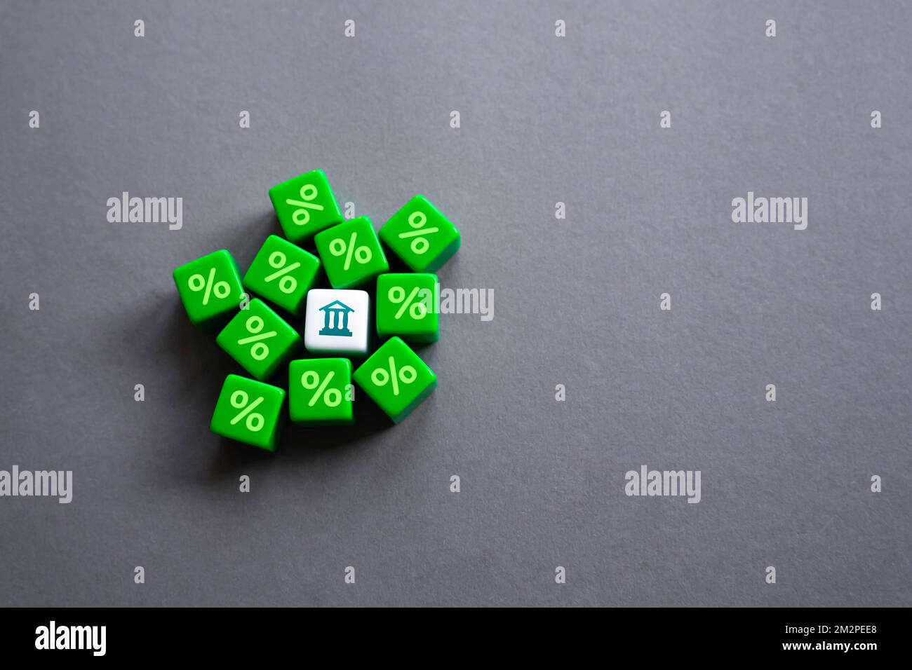 Banca è circondata da interessi. Crediti e depositi, passività finanziarie. Politica monetaria, tasso di sconto. Prendere la migliore offerta ipotecaria. Preservatio Foto Stock
