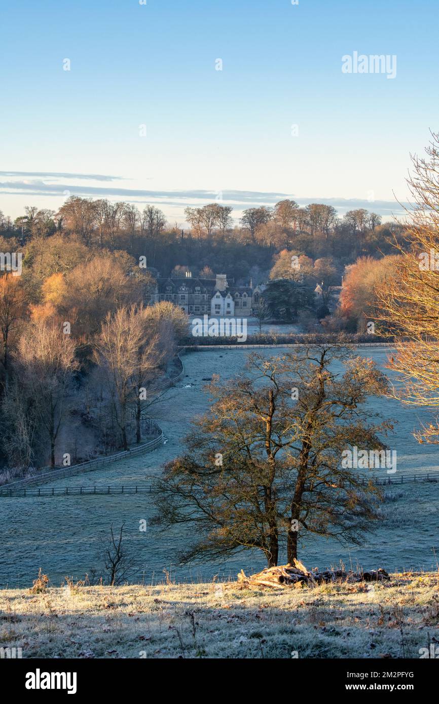 Vista sul villaggio cotswold di Bibury nel gelo invernale. Bibury, Cotswolds, Gloucestershire, Inghilterra Foto Stock