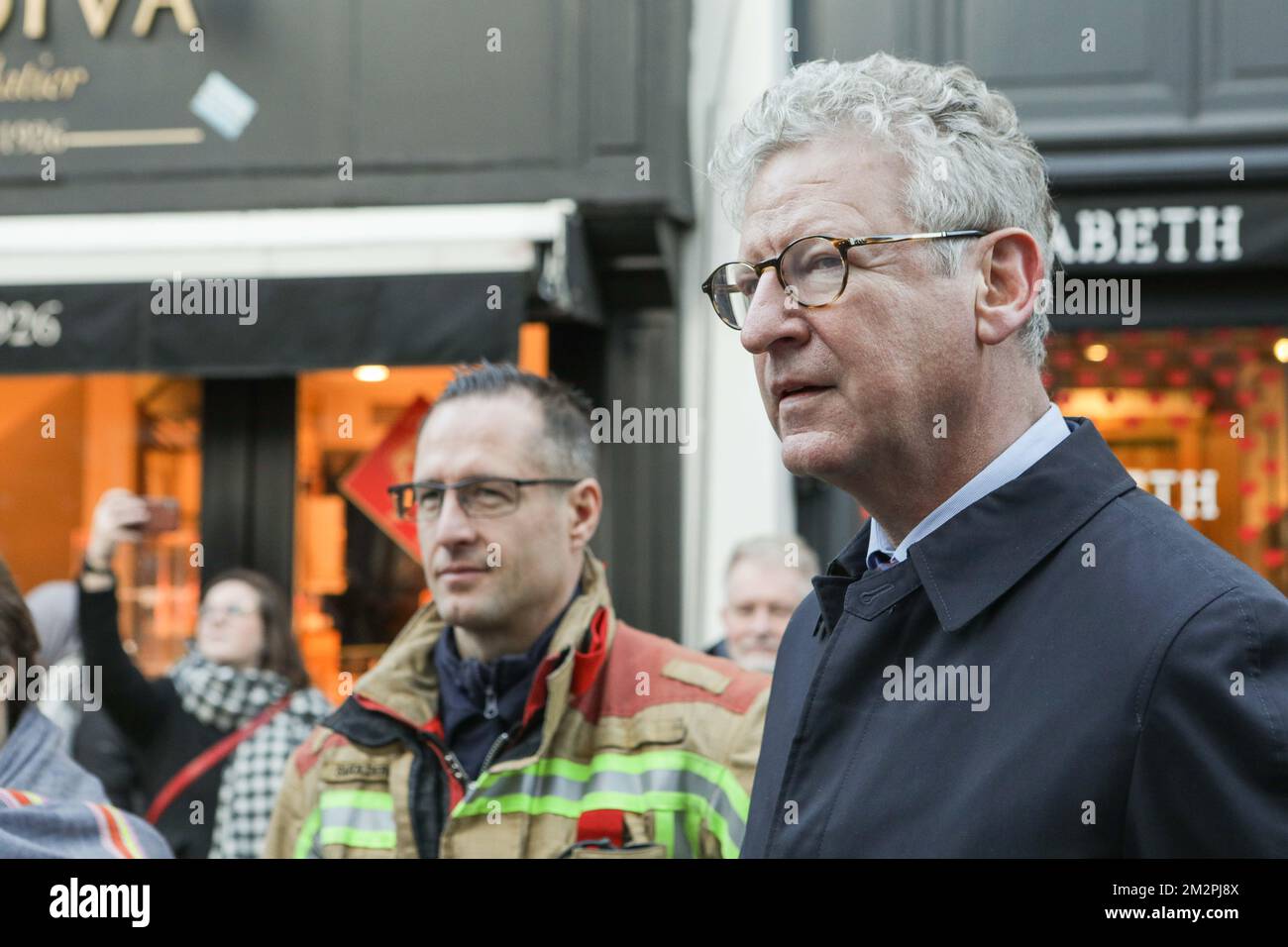 Il Ministro degli interni e del Commercio estero Pieter De CREM raffigurato come la statua Manneken Pis vestita con un costume dedicato al numero di emergenza 112, lunedì 11 febbraio 2019 a Bruxelles. FOTO DI BELGA PAUL-HENRI VERLOOY Foto Stock