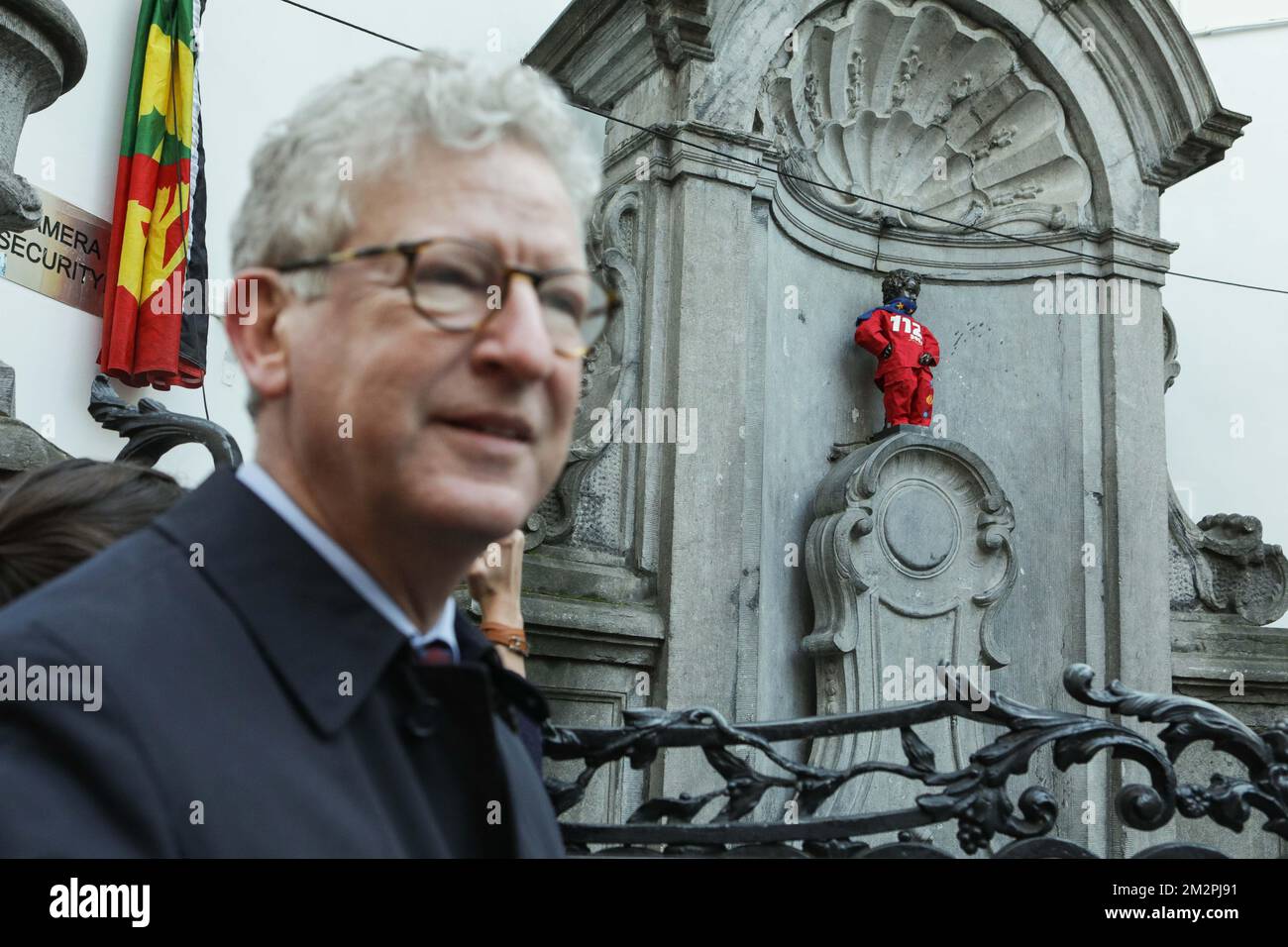 Il Ministro degli interni e del Commercio estero Pieter De CREM raffigurato come la statua Manneken Pis vestita con un costume dedicato al numero di emergenza 112, lunedì 11 febbraio 2019 a Bruxelles. FOTO DI BELGA PAUL-HENRI VERLOOY Foto Stock