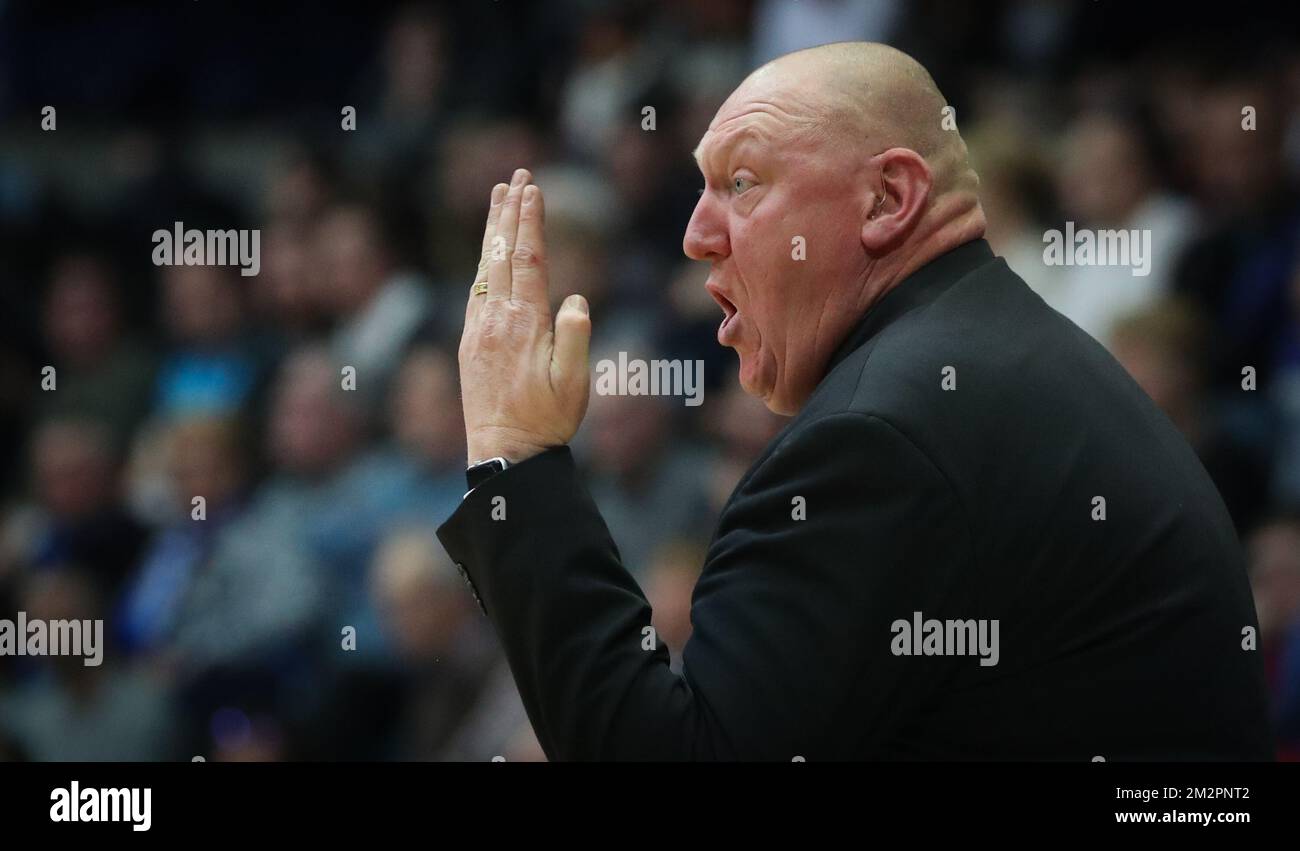 Daniel Goethals, allenatore capo di Mons, si è fatto un gesto durante la partita di basket tra Mons-Hainaut e Spirou-Charleroi, sabato 16 febbraio 2019 a Mons, il 17° giorno del concorso di basket della prima divisione belga della 'EuroMillions League'. BELGA PHOTO VIRGINIE LEFOUR Foto Stock