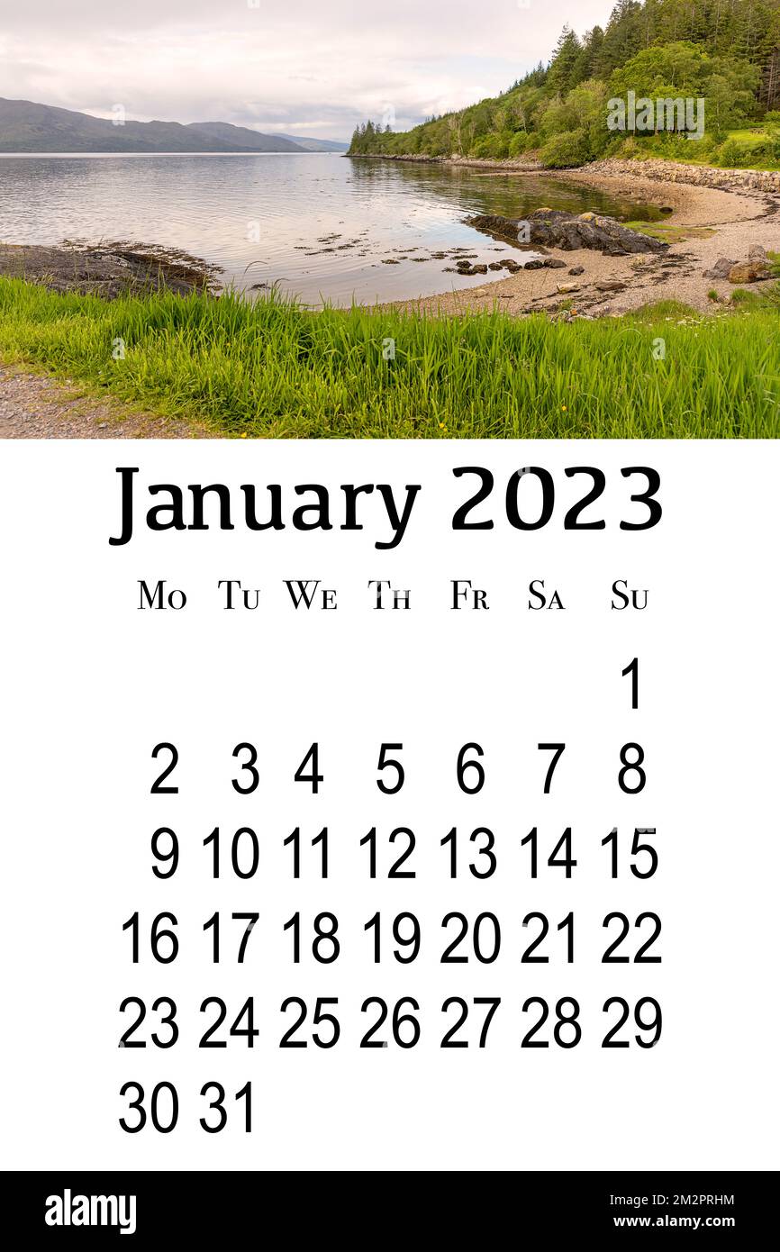 Scheda calendario per 2023. Calendario verticale da parete stampabile, la settimana inizia il lunedì. Scozia, Gran Bretagna. Bellissimo paesaggio montano. Foto Stock