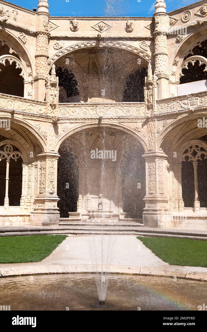 Cortile del chiostro a due piani del Mosteiro dos Jéronimos (Monastero degli Hieronymites), quartiere di Belem, Lisbona, Portogallo, UNESCO World He Foto Stock
