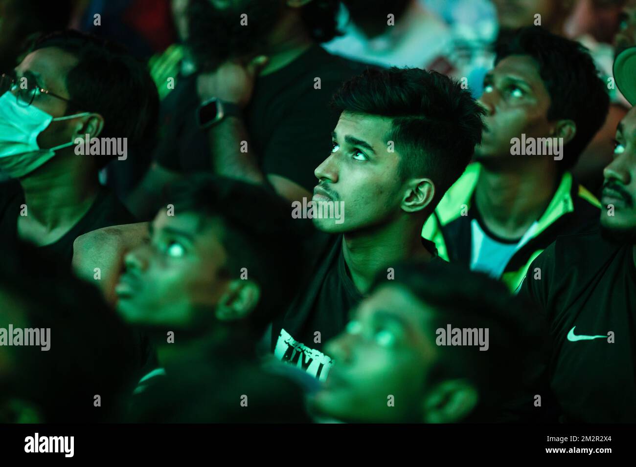 Dhaka, Bangladesh. 14th Dec, 2022. Persone che guardano una partita di calcio della Coppa del mondo del Qatar 2022 tra Argentina e Croazia su un grande schermo, a Dhaka. La scuderia argentina, guidata da messi, batte la Croazia 3-0, qualificandosi per le finali, per la prima volta dal 2014. (Foto di Sazzad Hossain/SOPA Images/Sipa USA) Credit: Sipa USA/Alamy Live News Foto Stock