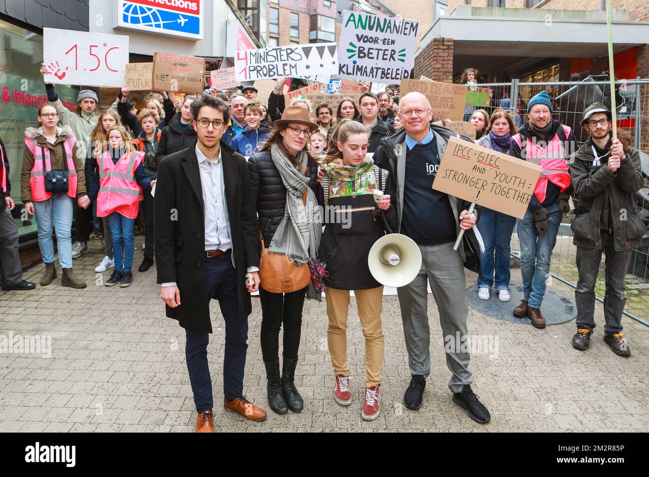 Presidente degli scienziati dell'UCL, Olivier Malay (L) e il climatologo accademico belga Jean-Pascal van Ypersele (R) hanno illustrato in un'azione di sciopero studentesco organizzata da 'Gioventù per il clima', invitando gli studenti a saltare le lezioni per protestare contro una mancanza di consapevolezza del clima, giovedì 07 marzo 2019 a Louvain-la-Neuve. Questo segna la nona settimana consecutiva giovani prendere le strade il Giovedi. FOTO DI BELGA PAUL-HENRI VERLOOY Foto Stock