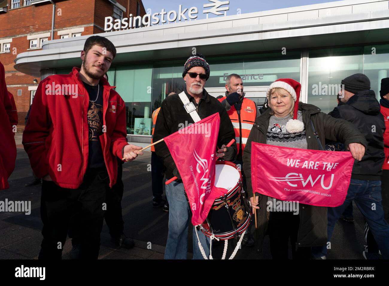 Basingstoke, Regno Unito. 14th Dec 2022. Gli operatori postali della Royal Mail in sciopero alla stazione ferroviaria di Basingstoke, dopo aver marciato dall'ufficio di consegna di Priestley Road Royal Mail Basingstoke. Parte dell'azione di sciopero nazionale richiesta dalla CWU (Communication Workers Union) che sta tentando di negoziare un accordo con Royal Mail Group. Credit: Stephen Frost/Alamy Live News Foto Stock