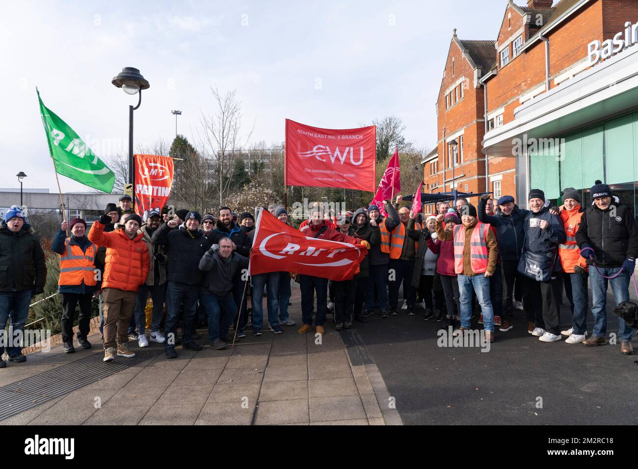 Basingstoke, Regno Unito. 14th Dec 2022. I lavoratori postali e i lavoratori ferroviari della posta reale in sciopero comune alla stazione ferroviaria di Basingstoke. Parte dell'azione di sciopero nazionale organizzata dalla CWU (Unione dei lavoratori della comunicazione) per i lavoratori postali, e organizzata anche dalla RMT (Unione nazionale dei lavoratori ferroviari, marittimi e dei trasporti) per i lavoratori ferroviari – guardie, conducenti e lavoratori delle infrastrutture. Credit: Stephen Frost/Alamy Live News Foto Stock