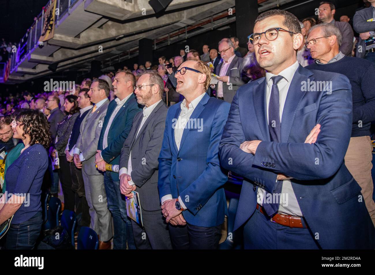 Bart De Wever (5R), presidente della N-VA, e ministro fiammingo della mobilità, dei lavori pubblici, dei comuni fiamminghi intorno a Bruxelles, Animal Welfare ben Weyts (2R), raffigurati durante la 82nd edizione del Vlaams Nationaal Zangfeest (festa nazionale fiamminga di canto), nella Lotto Arena di Anversa, domenica 17 marzo 2019. FOTO DI BELGA JONAS ROOSENS Foto Stock