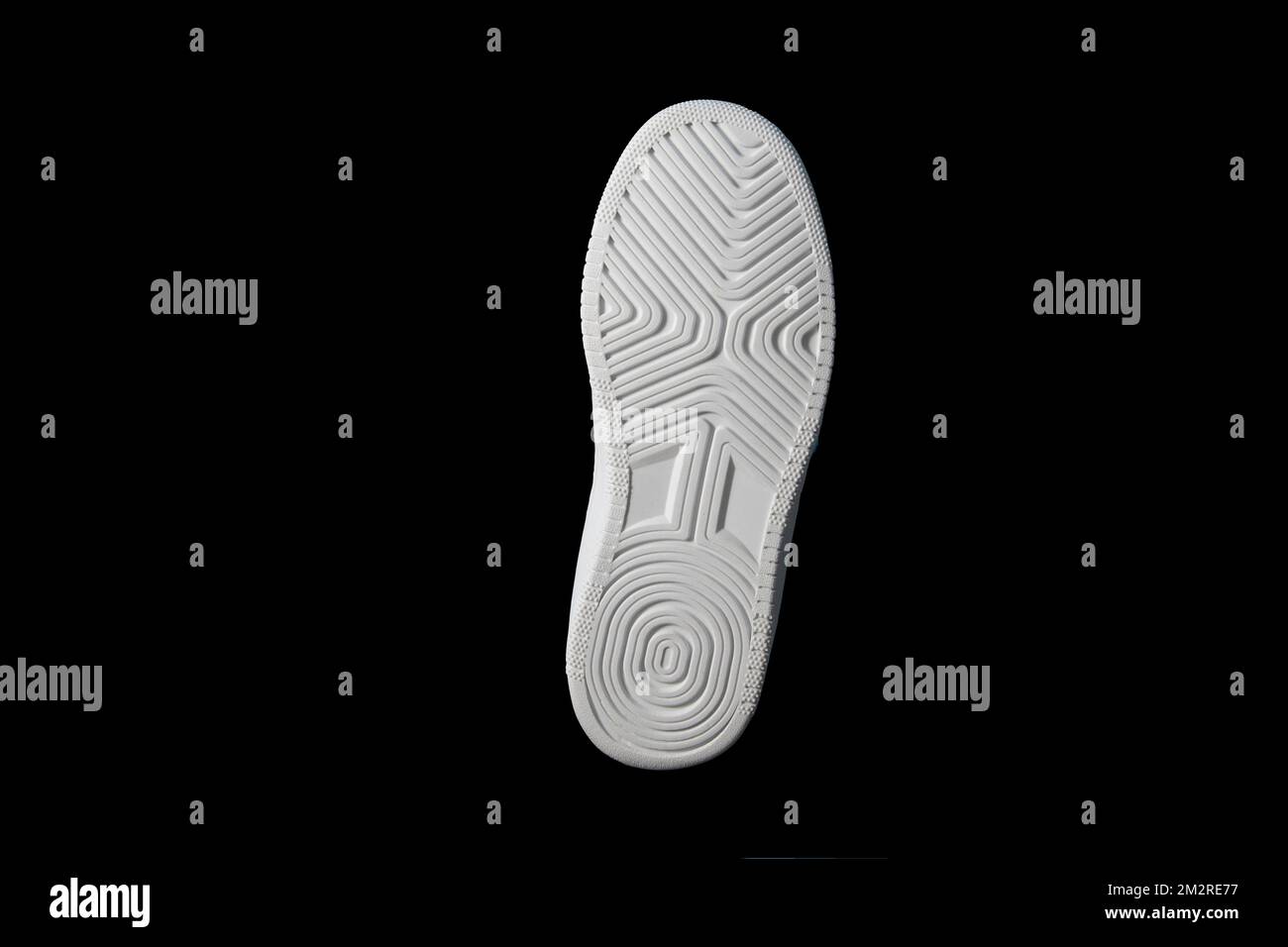 Suola di scarpe sportive. Bianco. Frontalmente su sfondo nero. Foto Stock