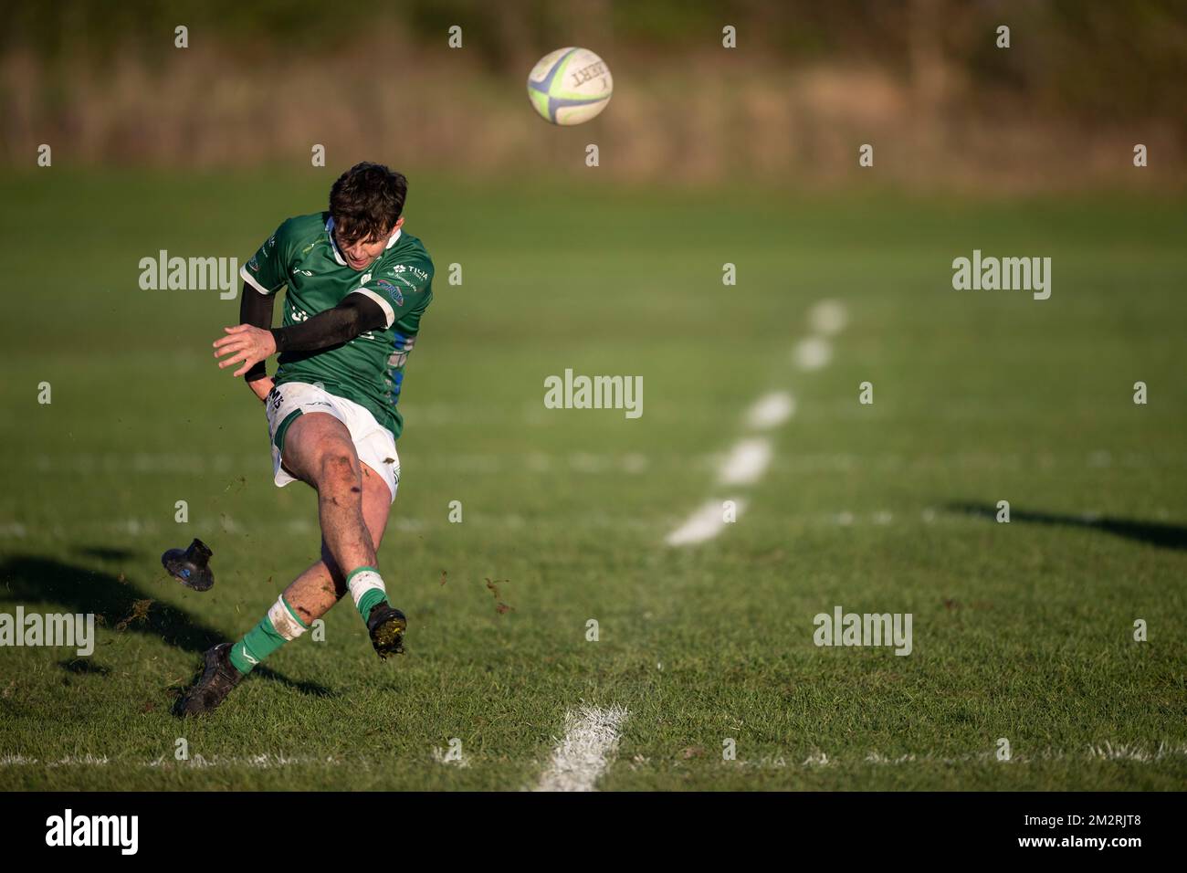 Calcio di conversione del giocatore di Rugby Foto Stock