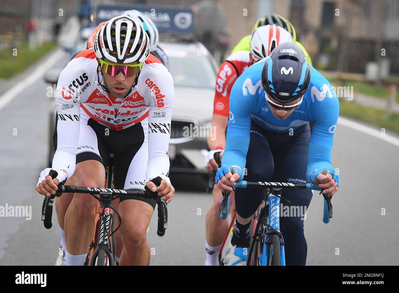 Il belga Jimmy Janssen di Corendon-Circus e il tedesco Jasha Sutterlin del Movistar Team hanno fatto foto in azione durante la fase d'élite maschile della gara ciclistica Driedaagse Brugge - De Panne, 200,3km da Brugge a De Panne, mercoledì 27 marzo 2019. FOTO DI BELGA DAVID STOCKMAN Foto Stock