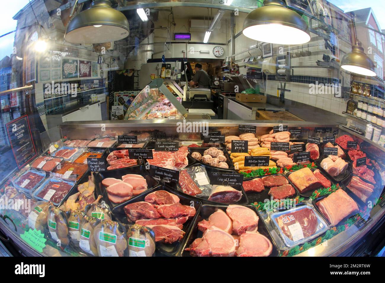 Inquadratura grandangolare della tradizionale vetrina di carne in vendita. Salisbury. REGNO UNITO 2022. Foto Stock