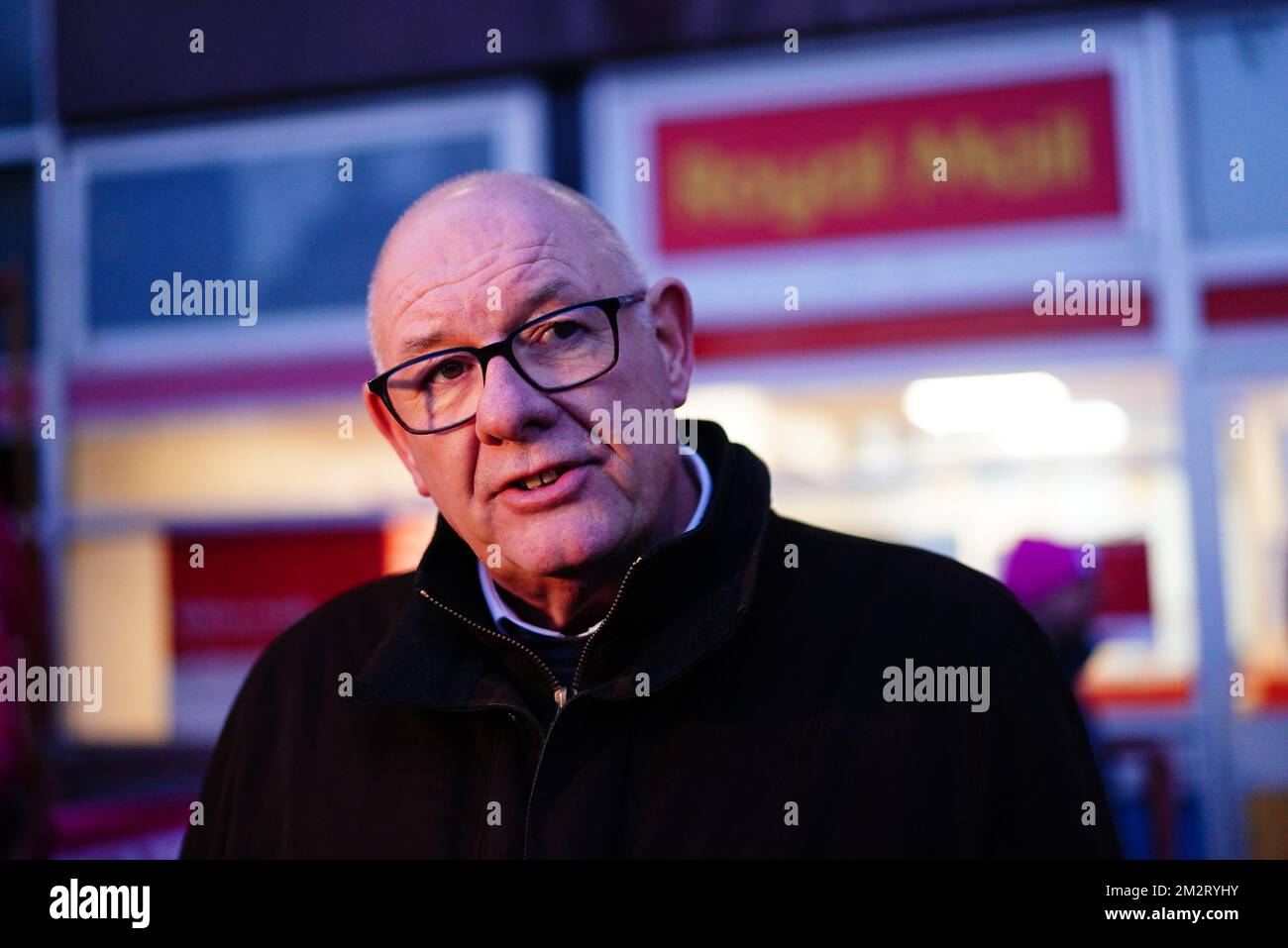 Dave Ward, segretario generale dell'Unione dei lavoratori della comunicazione (CWU) sulla linea picket al di fuori dell'ufficio di consegna Whitechapel, mentre i lavoratori della Royal Mail vanno in sciopero nella sempre più aspra disputa su posti di lavoro, retribuzioni e condizioni. Data immagine: Mercoledì 14 dicembre 2022. Foto Stock