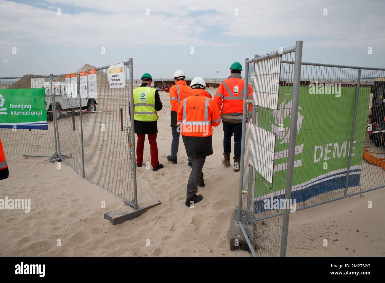 L'illustrazione mostra una visita per vedere come la provincia delle Fiandre Occidentali fornisce energia al resto del Belgio, venerdì 12 aprile 2019, a Zeebrugge. BELGA FOTO KURT DESPLENTER Foto Stock