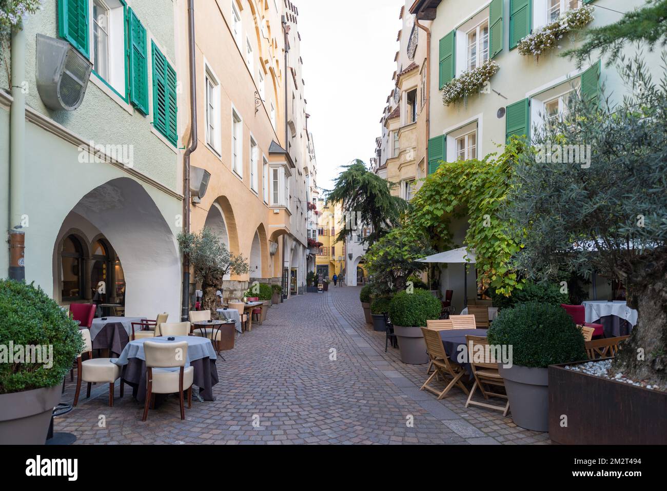 Vista sulla strada nel centro storico di Bressanone, Provincia Autonoma di Bolzano, Trentino-Alto Adige, Italia settentrionale Foto Stock