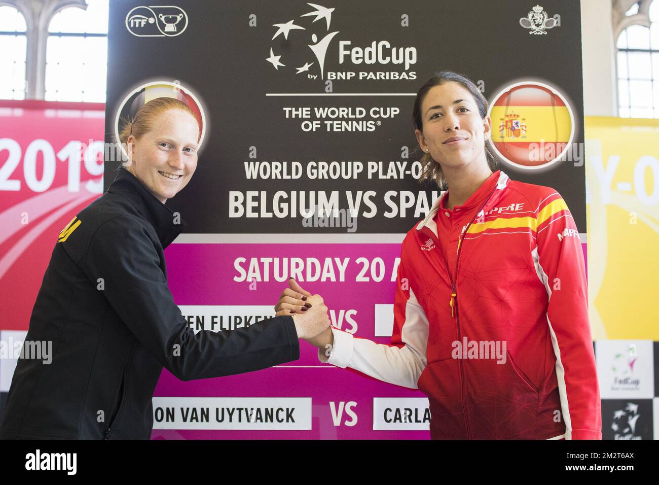 Il belga Alison Van Uytvanck e lo spagnolo Garbine Muguruza posa per il fotografo alla conferenza stampa con il disegno per i play-off del Gruppo Mondiale della Fed tra Belgio e Spagna, venerdì 19 aprile 2019 a Kortrijk. Le due squadre si incontreranno questo fine settimana. FOTO DI BELGA LAURIE DIEFFEMBACQ Foto Stock