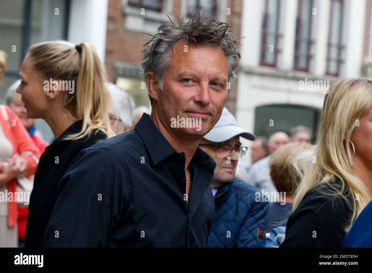 L'attore Chris Van Tongelen ha raffigurato durante la cerimonia funeraria del cantante belga Paul Severs, martedì 23 aprile 2019, nella basilica di Sint-Martinus. Paul Severs è morto lo scorso 9 aprile alle 70. FOTO DI BELGA NICOLAS MAETERLINCK Foto Stock