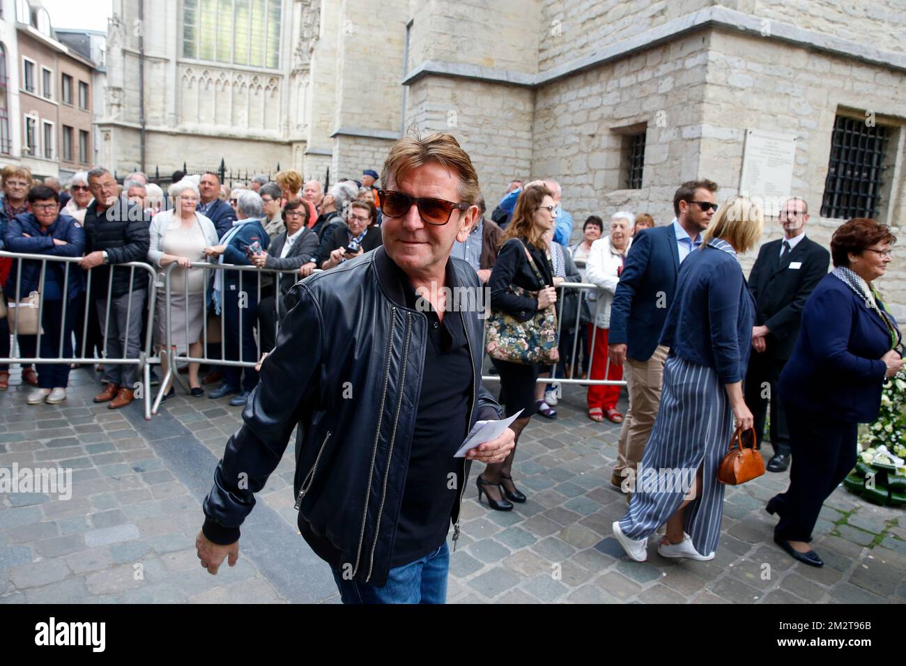 Persone non identificate arrivano per la cerimonia funeraria del cantante belga Paul Severs, martedì 23 aprile 2019, nella basilica di Sint-Martinus. Paul Severs è morto lo scorso 9 aprile alle 70. FOTO DI BELGA NICOLAS MAETERLINCK Foto Stock