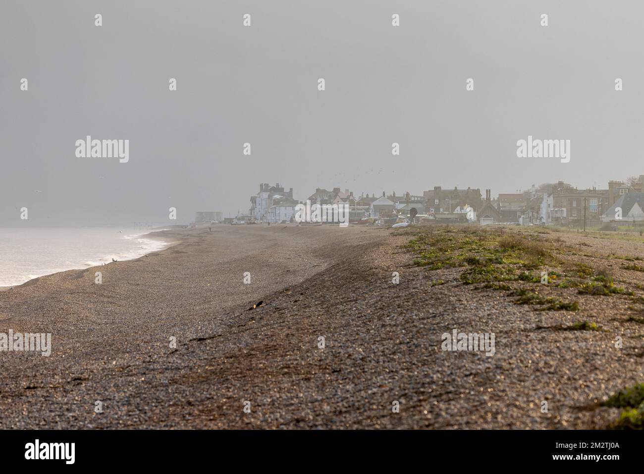 Guardando verso sud verso Aldeburgh, Suffolk, lungo la spiaggia di ciottoli fino a Thorpeness - Dicembre 2022 Foto Stock