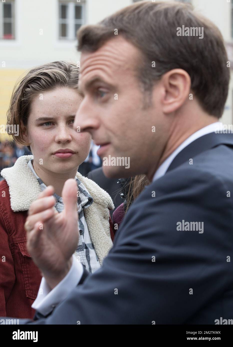 Anuna De Wever, attivista belga per il clima, ascolta il presidente francese Emmanuel Macron, che risponde alle domande dei giornalisti in occasione di un vertice informale dei capi di stato e di governo europei a Sibiu (Romania), giovedì 09 maggio 2019. BELGA FOTO BENOIT DOPPAGNE Foto Stock