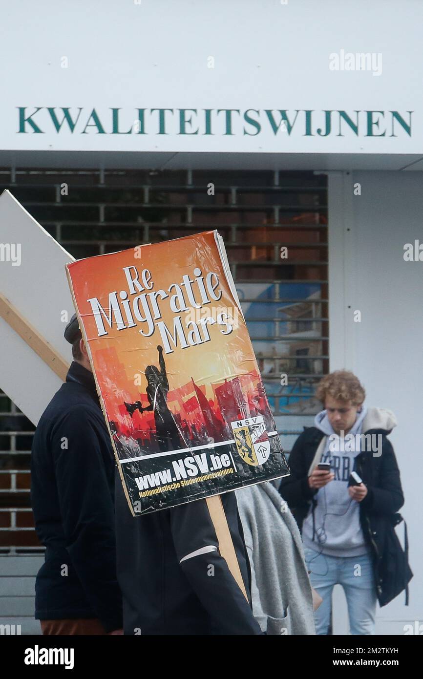 L'immagine mostra un'azione di protesta del gruppo studentesco di estrema destra NSV Nationalistische Studentenvereniging (Associazione studentesca nazionalista) dal titolo 'ReMigratieMars' (marcia di rimigrazione) a Lovanio, giovedì 09 maggio 2019. FOTO DI BELGA BRUNO FAHY Foto Stock