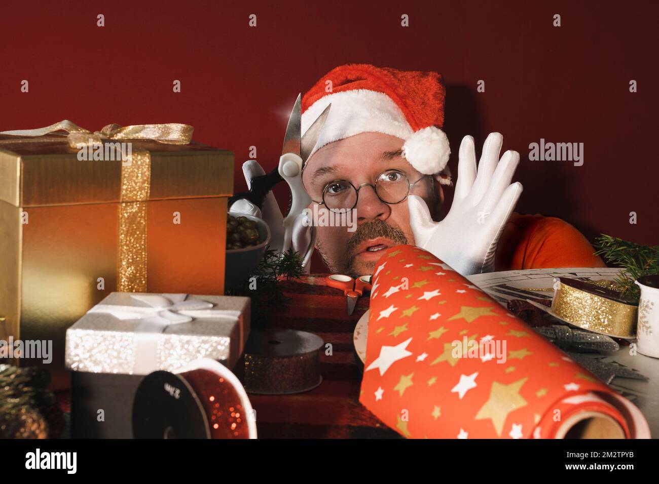 Duro lavoro con i regali di Natale. Troppi doni, Babbo Natale in un panico Foto Stock