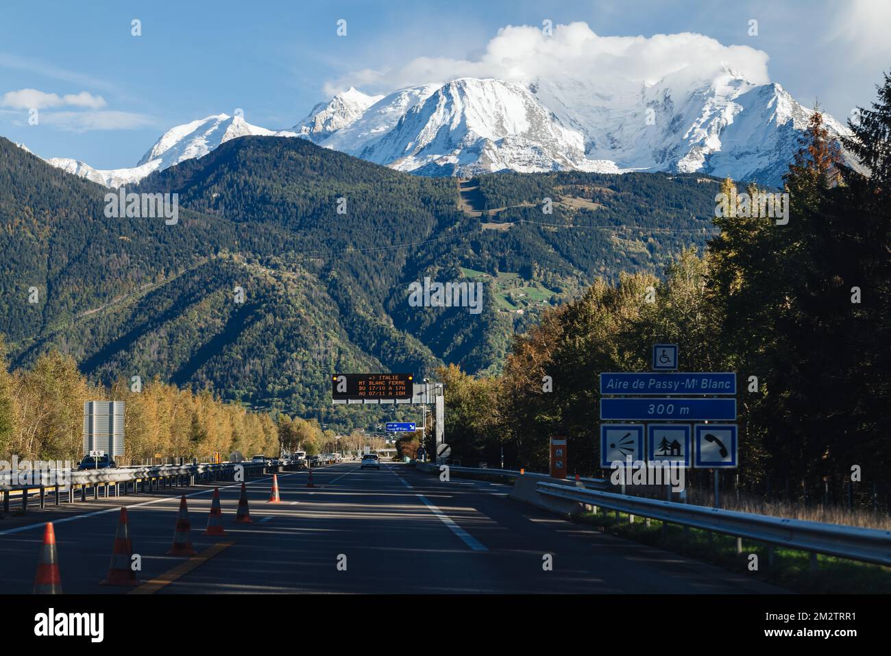 Francia-Ottobre 2022: Vista sul Monte Bianco dal confine con la Francia Foto Stock