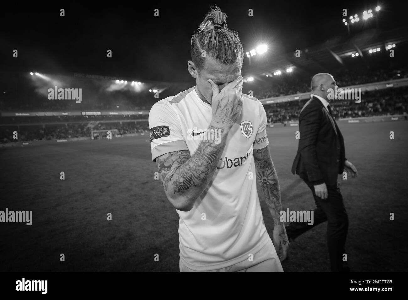 Sebastien Dewaest di Genk è emozionato durante le celebrazioni dei nuovi campioni KRC Genk, dopo una partita di calcio tra RSC Anderlecht e KRC Genk, giovedì 16 maggio 2019 a Bruxelles, il giorno 9 (su 10) del Play-off 1 del campionato di calcio belga della 'Jupiler Pro League'. Anderlecht - Genk si è concluso con un pareggio di 1-1, con un solo giorno di partita in più per andare nessun'altra squadra può superare Genk l'ultimo giorno. FOTO DI BELGA DAVID PINTENS Foto Stock