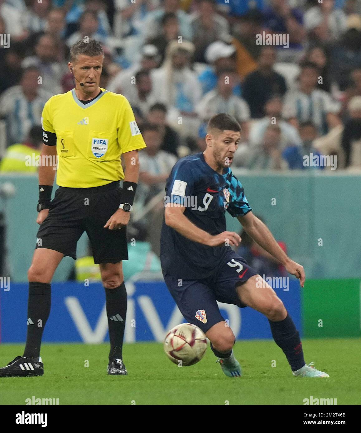 Lusail iconic Stadium, Doha, QAT, 13 dicembre 2022, Coppa del mondo FIFA 2022, semifinali, Argentina vs Croazia, nella foto l'arbitro Daniele Orsato (Italia), il futuro croato Andrej Kramaric Foto Stock