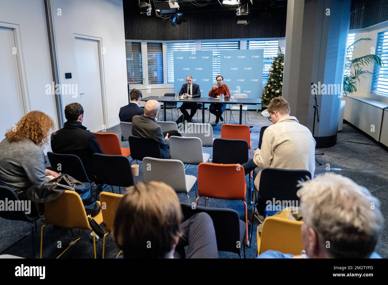 L'AIA - Paesi Bassi, 14/12/2022, Floris Muller, presidente della Repubblica, e Ewout Jansen, avvocato, durante la conferenza stampa a Nieuwspoort, dopo una causa intentata dalla Repubblica contro Willem-Alexander e lo Stato. Secondo loro, il potere del re nell'amministrazione della giustizia va contro il diritto europeo in un processo giuridico equo e indipendente. ANP BART MAAT netherlands OUT - belgio OUT Foto Stock L'AIA - Paesi Bassi, 14/12/2022, Floris Muller, presidente della Repubblica, e Ewout Jansen, avvocato, durante la conferenza stampa a Nieuwspoort, dopo una causa intentata dalla Repubblica contro Willem-Alexander e lo Stato. Secondo loro, il potere del re nell'amministrazione della giustizia va contro il diritto europeo in un processo giuridico equo e indipendente. ANP BART MAAT netherlands OUT - belgio OUT Foto Stock