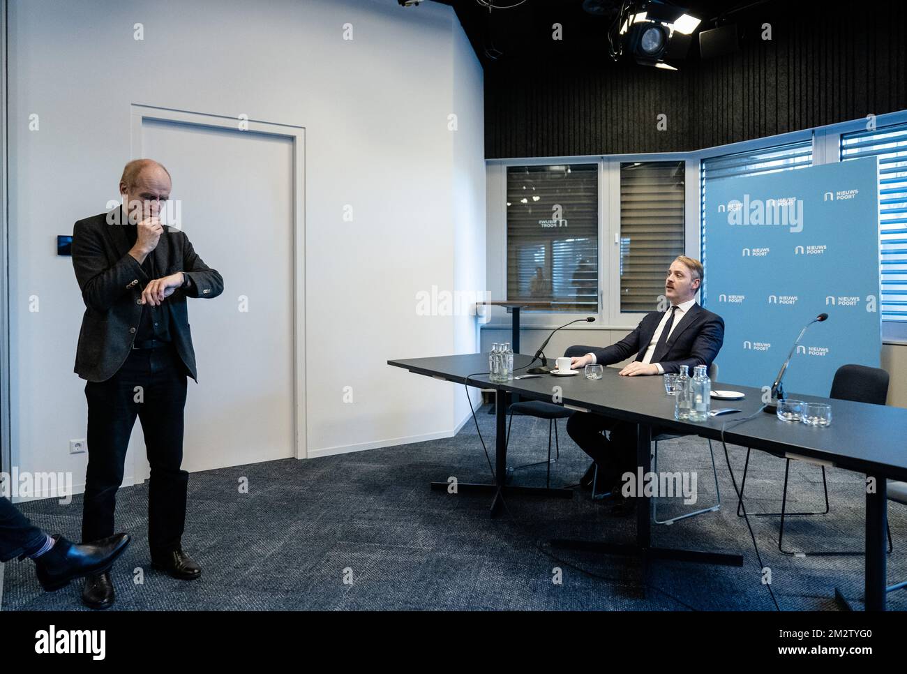 L'AIA - Paesi Bassi, 14/12/2022, Floris Muller, presidente della Repubblica (R), durante la conferenza stampa a Nieuwspoort dopo una causa intentata dalla Repubblica contro Willem-Alexander e lo Stato. Secondo loro, il potere del re nell'amministrazione della giustizia va contro il diritto europeo in un processo giuridico equo e indipendente. ANP BART netherlands OUT - belgio OUT Foto Stock L'AIA - Paesi Bassi, 14/12/2022, Floris Muller, presidente della Repubblica (R), durante la conferenza stampa a Nieuwspoort dopo una causa intentata dalla Repubblica contro Willem-Alexander e lo Stato. Secondo loro, il potere del re nell'amministrazione della giustizia va contro il diritto europeo in un processo giuridico equo e indipendente. ANP BART netherlands OUT - belgio OUT Foto Stock