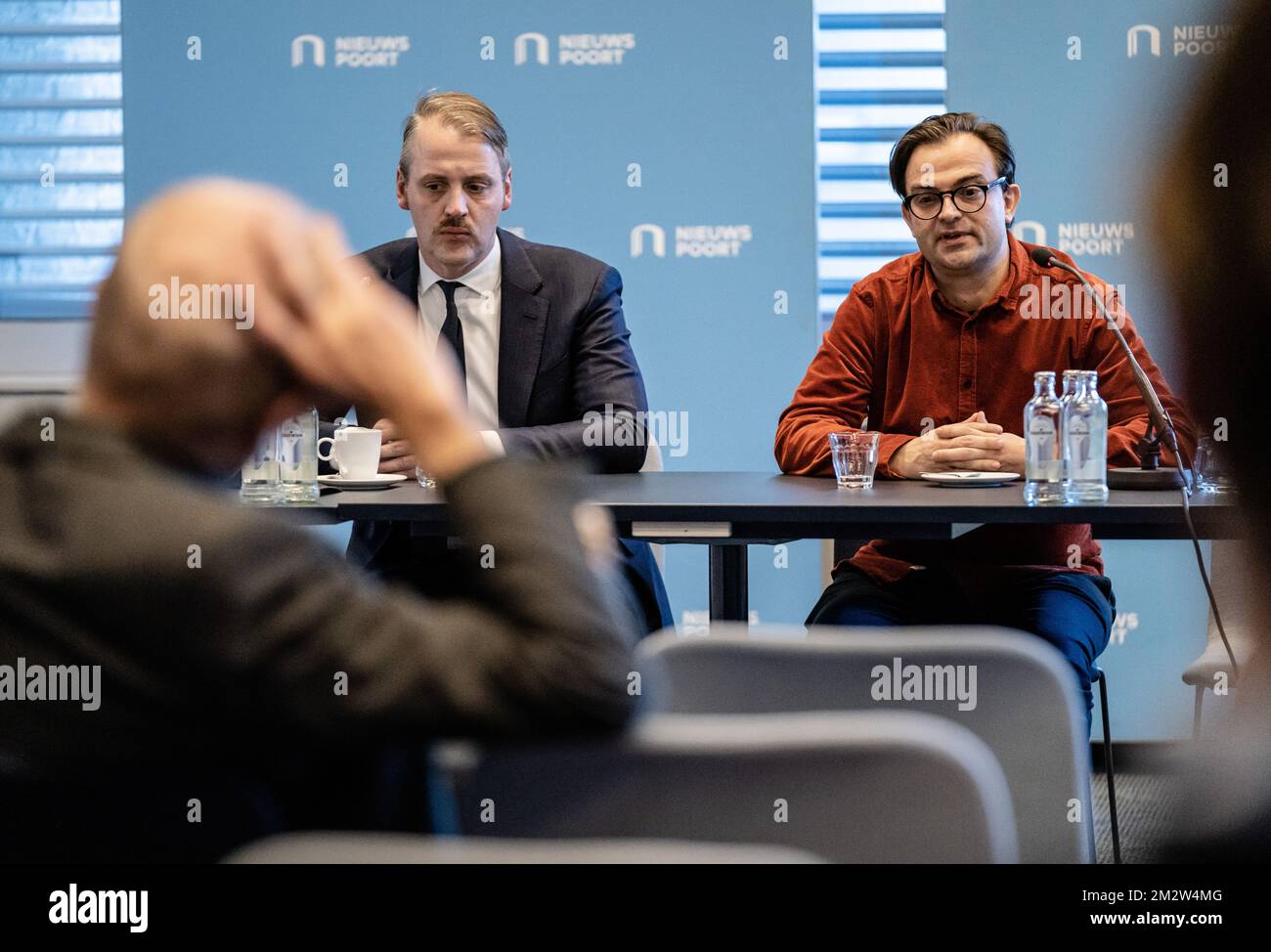 L'AIA - Paesi Bassi, 14/12/2022, Floris Muller, presidente della Repubblica, e Ewout Jansen, avvocato, durante la conferenza stampa a Nieuwspoort, dopo una causa intentata dalla Repubblica contro Willem-Alexander e lo Stato. Secondo loro, il potere del re nell'amministrazione della giustizia va contro il diritto europeo in un processo giuridico equo e indipendente. ANP BART MAAT netherlands OUT - belgio OUT Foto Stock L'AIA - Paesi Bassi, 14/12/2022, Floris Muller, presidente della Repubblica, e Ewout Jansen, avvocato, durante la conferenza stampa a Nieuwspoort, dopo una causa intentata dalla Repubblica contro Willem-Alexander e lo Stato. Secondo loro, il potere del re nell'amministrazione della giustizia va contro il diritto europeo in un processo giuridico equo e indipendente. ANP BART MAAT netherlands OUT - belgio OUT Foto Stock