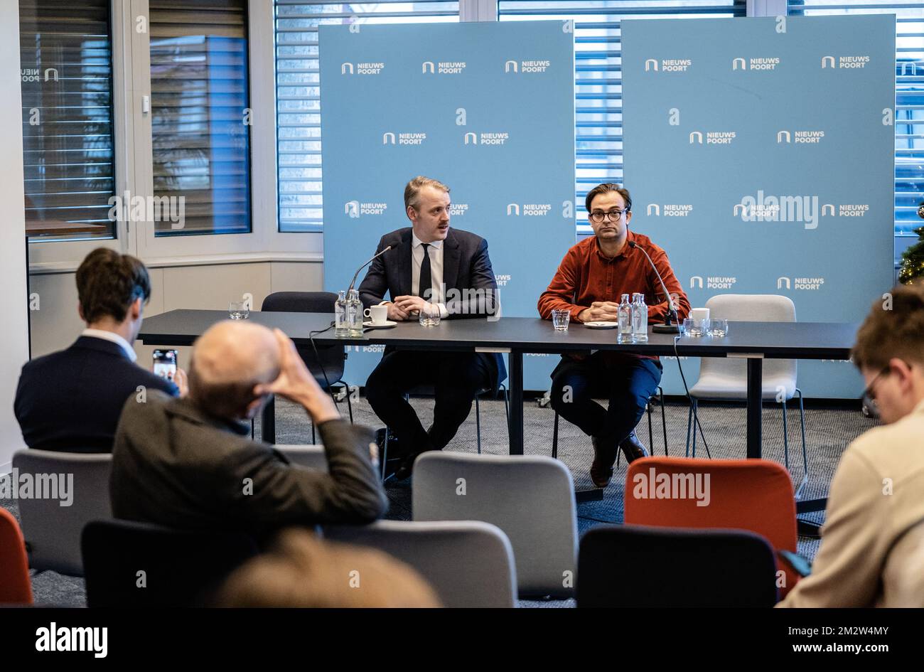 L'AIA - Paesi Bassi, 14/12/2022, Floris Muller, presidente della Repubblica, e Ewout Jansen, avvocato, durante la conferenza stampa a Nieuwspoort, dopo una causa intentata dalla Repubblica contro Willem-Alexander e lo Stato. Secondo loro, il potere del re nell'amministrazione della giustizia va contro il diritto europeo in un processo giuridico equo e indipendente. ANP BART MAAT netherlands OUT - belgio OUT Foto Stock L'AIA - Paesi Bassi, 14/12/2022, Floris Muller, presidente della Repubblica, e Ewout Jansen, avvocato, durante la conferenza stampa a Nieuwspoort, dopo una causa intentata dalla Repubblica contro Willem-Alexander e lo Stato. Secondo loro, il potere del re nell'amministrazione della giustizia va contro il diritto europeo in un processo giuridico equo e indipendente. ANP BART MAAT netherlands OUT - belgio OUT Foto Stock