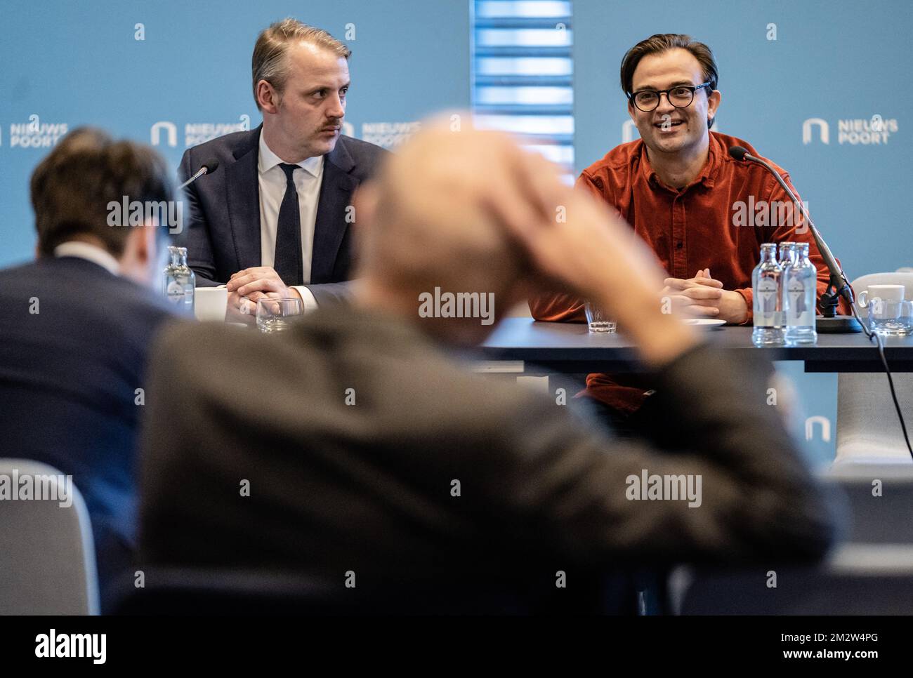 L'AIA - Paesi Bassi, 14/12/2022, Floris Muller, presidente della Repubblica, e Ewout Jansen, avvocato, durante la conferenza stampa a Nieuwspoort, dopo una causa intentata dalla Repubblica contro Willem-Alexander e lo Stato. Secondo loro, il potere del re nell'amministrazione della giustizia va contro il diritto europeo in un processo giuridico equo e indipendente. ANP BART MAAT netherlands OUT - belgio OUT Foto Stock L'AIA - Paesi Bassi, 14/12/2022, Floris Muller, presidente della Repubblica, e Ewout Jansen, avvocato, durante la conferenza stampa a Nieuwspoort, dopo una causa intentata dalla Repubblica contro Willem-Alexander e lo Stato. Secondo loro, il potere del re nell'amministrazione della giustizia va contro il diritto europeo in un processo giuridico equo e indipendente. ANP BART MAAT netherlands OUT - belgio OUT Foto Stock