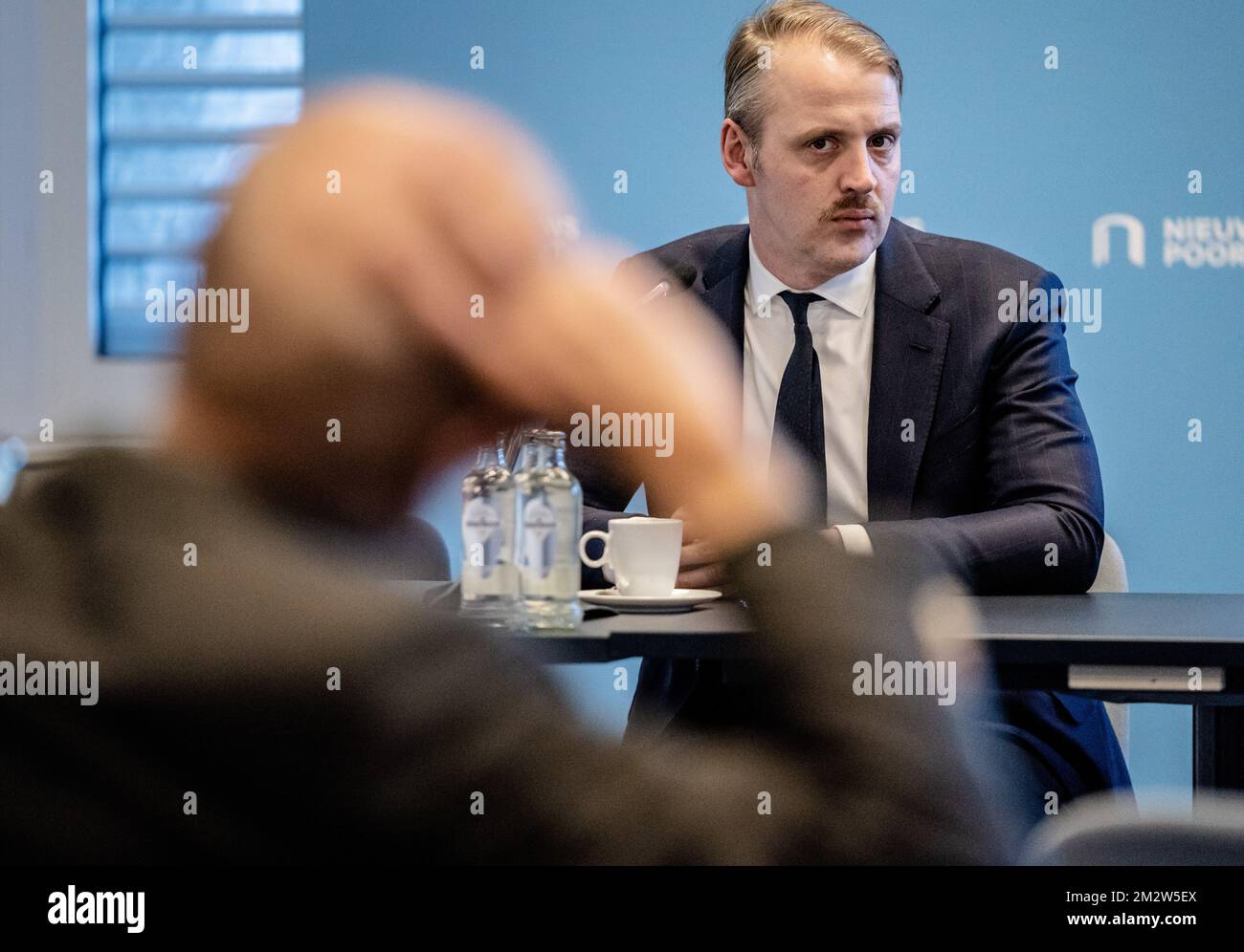 L'AIA - Paesi Bassi, 14/12/2022, Floris Muller, presidente della Repubblica, durante la conferenza stampa tenutasi a Nieuwspoort dopo una causa intentata dalla Repubblica contro Willem-Alexander e lo Stato. Secondo loro, il potere del re nell'amministrazione della giustizia va contro il diritto europeo in un processo giuridico equo e indipendente. ANP BART MAAT netherlands OUT - belgio OUT Foto Stock L'AIA - Paesi Bassi, 14/12/2022, Floris Muller, presidente della Repubblica, durante la conferenza stampa tenutasi a Nieuwspoort dopo una causa intentata dalla Repubblica contro Willem-Alexander e lo Stato. Secondo loro, il potere del re nell'amministrazione della giustizia va contro il diritto europeo in un processo giuridico equo e indipendente. ANP BART MAAT netherlands OUT - belgio OUT Foto Stock