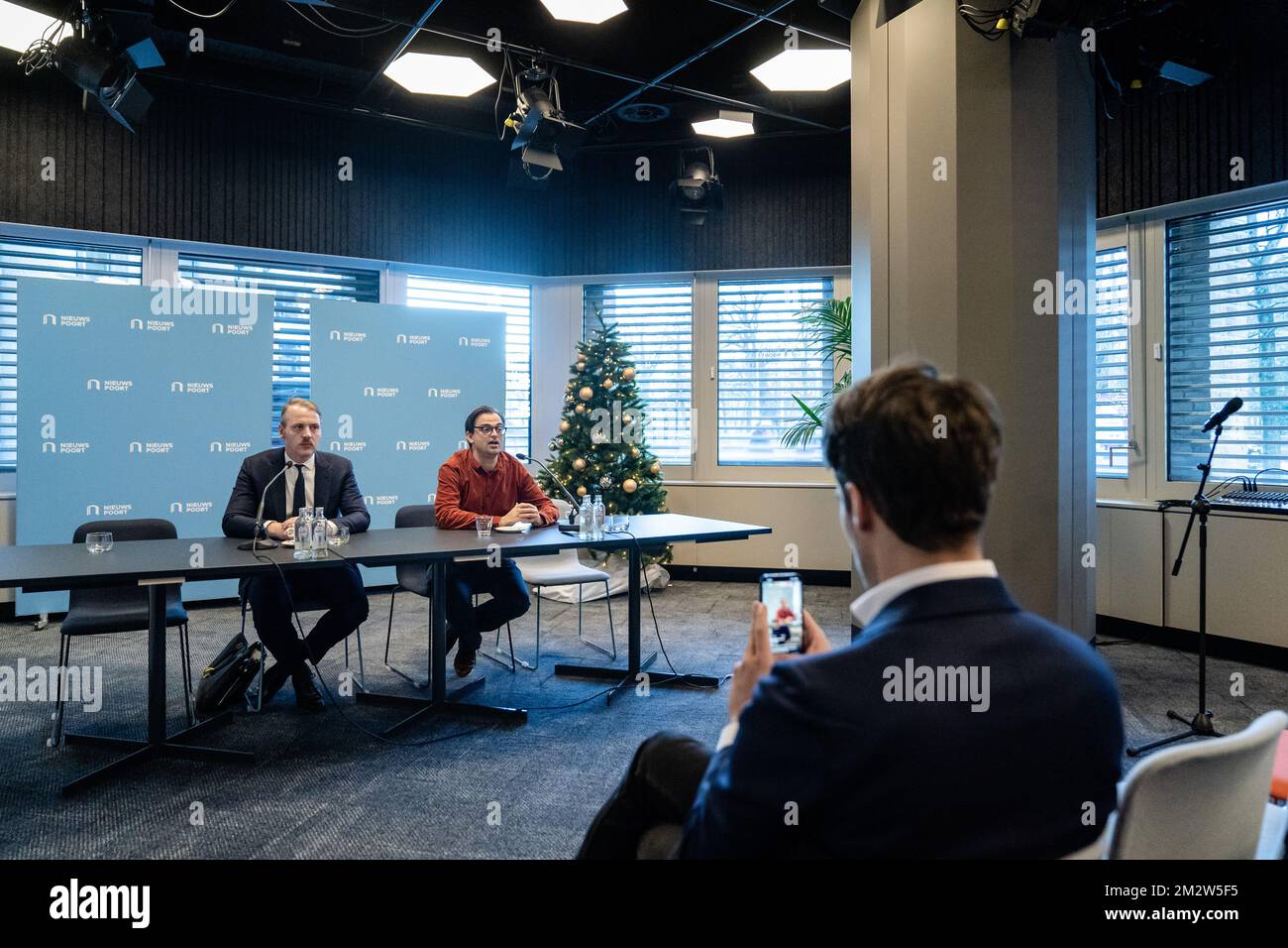 L'AIA - Paesi Bassi, 14/12/2022, Floris Muller, presidente della Repubblica, e Ewout Jansen, avvocato, durante la conferenza stampa a Nieuwspoort, dopo una causa intentata dalla Repubblica contro Willem-Alexander e lo Stato. Secondo loro, il potere del re nell'amministrazione della giustizia va contro il diritto europeo in un processo giuridico equo e indipendente. ANP BART MAAT netherlands OUT - belgio OUT Foto Stock L'AIA - Paesi Bassi, 14/12/2022, Floris Muller, presidente della Repubblica, e Ewout Jansen, avvocato, durante la conferenza stampa a Nieuwspoort, dopo una causa intentata dalla Repubblica contro Willem-Alexander e lo Stato. Secondo loro, il potere del re nell'amministrazione della giustizia va contro il diritto europeo in un processo giuridico equo e indipendente. ANP BART MAAT netherlands OUT - belgio OUT Foto Stock