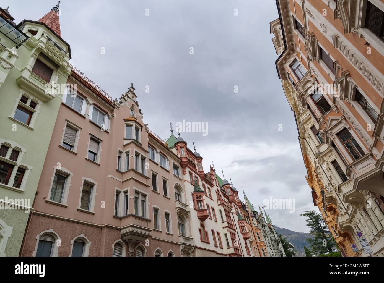 Facciate di case storiche nel centro storico di Bolzano, Trentino Alto Adige, Italia Foto Stock