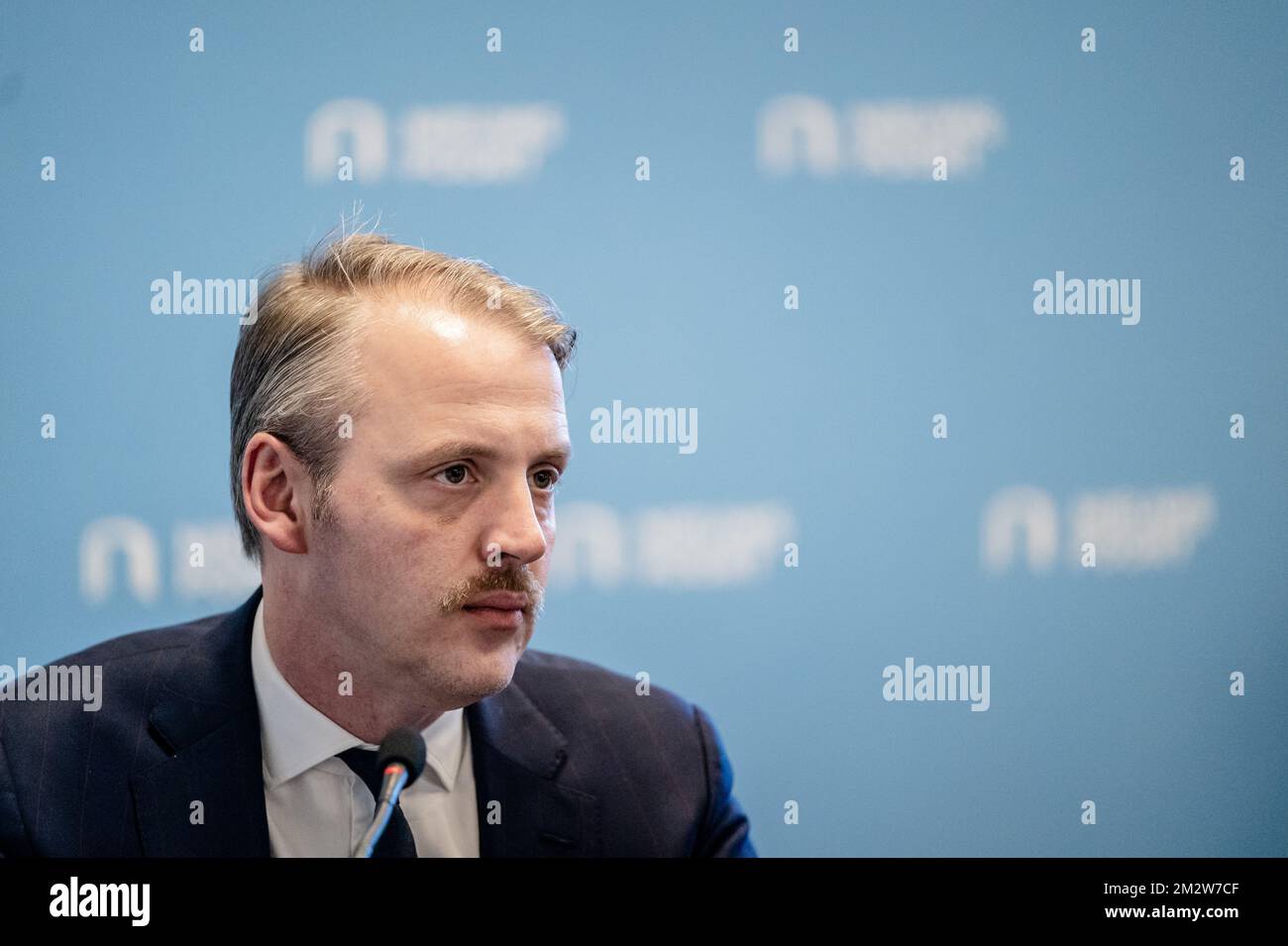 L'AIA - Paesi Bassi, 14/12/2022, Floris Muller, presidente della Repubblica, durante la conferenza stampa tenutasi a Nieuwspoort dopo una causa intentata dalla Repubblica contro Willem-Alexander e lo Stato. Secondo loro, il potere del re nell'amministrazione della giustizia va contro il diritto europeo in un processo giuridico equo e indipendente. ANP BART MAAT netherlands OUT - belgio OUT Foto Stock L'AIA - Paesi Bassi, 14/12/2022, Floris Muller, presidente della Repubblica, durante la conferenza stampa tenutasi a Nieuwspoort dopo una causa intentata dalla Repubblica contro Willem-Alexander e lo Stato. Secondo loro, il potere del re nell'amministrazione della giustizia va contro il diritto europeo in un processo giuridico equo e indipendente. ANP BART MAAT netherlands OUT - belgio OUT Foto Stock