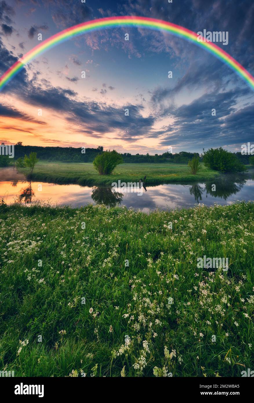 Paesaggio con un arcobaleno sul fiume in primavera. mattina colorata. Natura dell'Ucraina Foto Stock