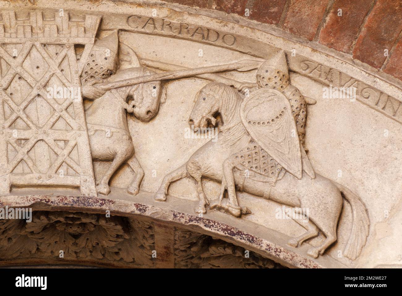 Porta della Pescheria (Duomo di Modena): Gawain combatte con i Carados della Torre dolorosa dall'abduzione di Guinevere (antica leggenda arturiana) Foto Stock