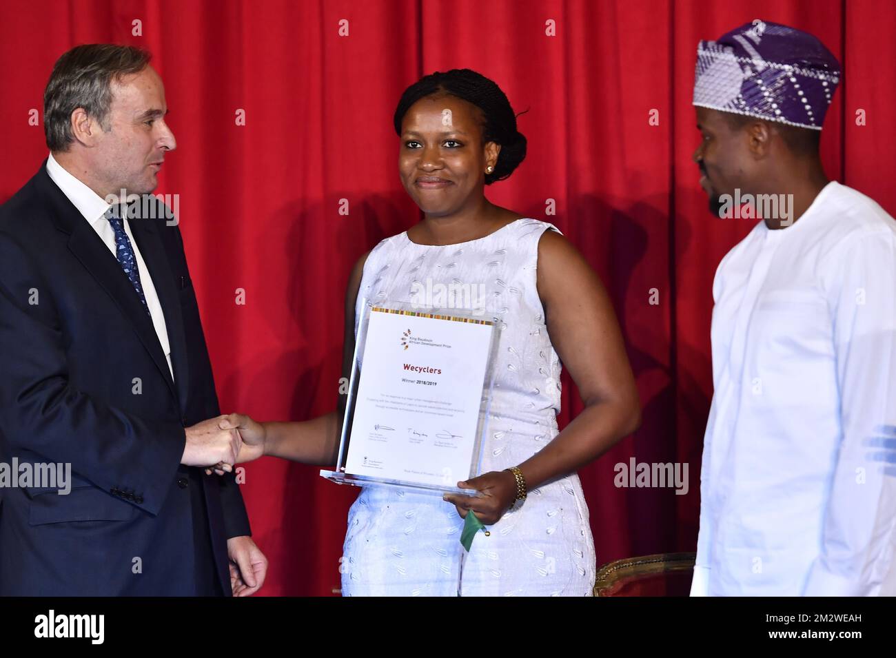 Il presidente del consiglio di amministrazione del gruppo KBC Thomas Leysen, Bilikiss Adebiyi di Wecyclers e Olawale Adebiyi di Wecyclers, nella foto, durante una cerimonia di premiazione della fondazione King Baudouin per il premio King Baudouin per lo sviluppo in Africa, mercoledì 12 giugno 2019, a Bruxelles. Il vincitore di quest'anno è Wecyclers, una start-up che collabora con i residenti di Lagos in Nigeria per migliorare l'ambiente e le condizioni di vita socio-economiche ridistribuendo i profitti da rifiuti riciclati. FOTO DI BELGA DIRK WAEM Foto Stock