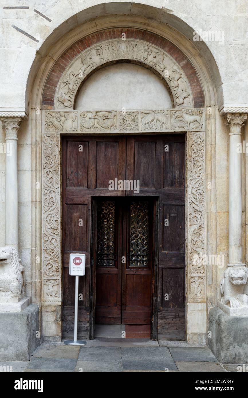 Porta della Pescheria (portale del Duomo di Modena) con le sculture sull'archivolt raffiguranti la prima scultura della leggenda arturiana Foto Stock