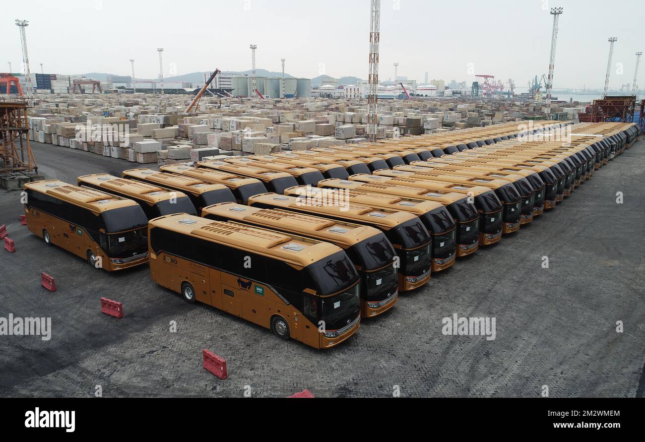 (221214) -- XIAMEN, 14 dicembre 2022 (Xinhua) -- questa foto aerea scattata nell'aprile 2020 mostra gli autobus prodotti da Xiamen King Long United Automotive Industry Co., Ltd. Per l'esportazione in un porto di Xiamen, nella provincia Fujian del sud-est della Cina. ANDARE CON 'attraverso la Cina: Cinese nuovi autobus energia galoppo nel mercato arabo' (Xinhua) Foto Stock